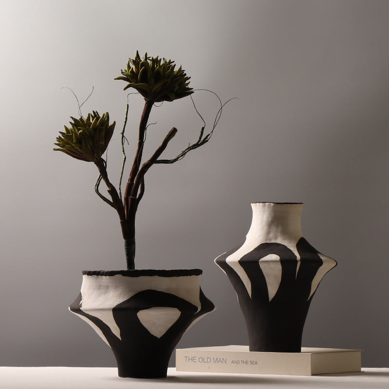 Noir sculptural ceramic vase – view 7