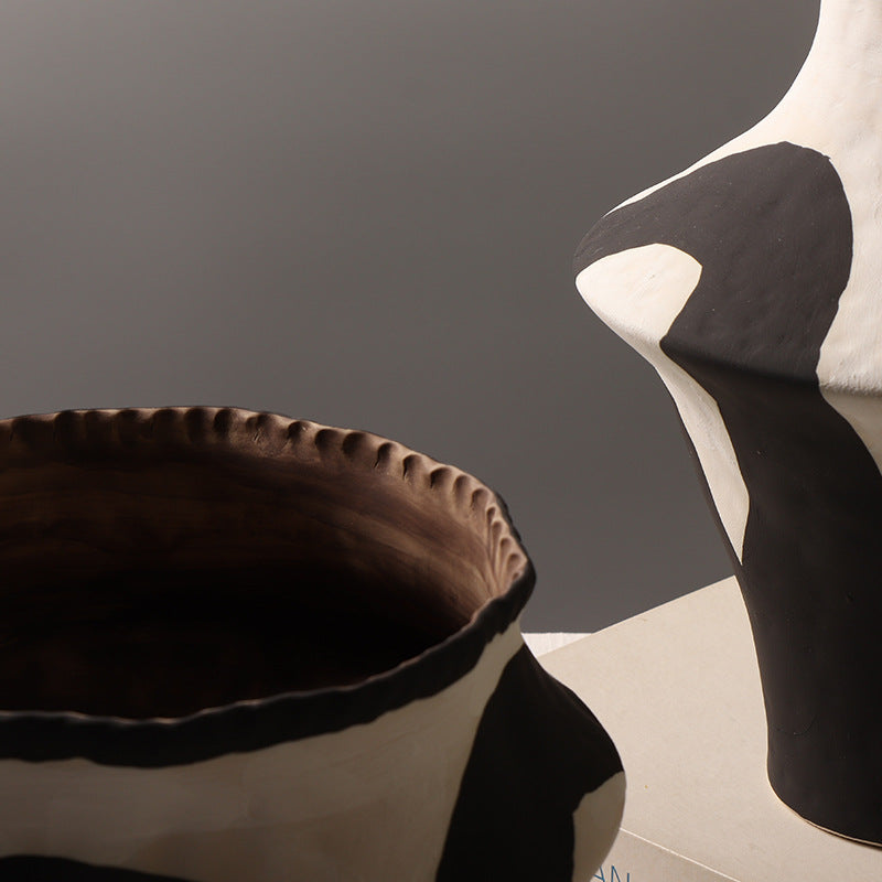 Noir sculptural ceramic vase – view 5