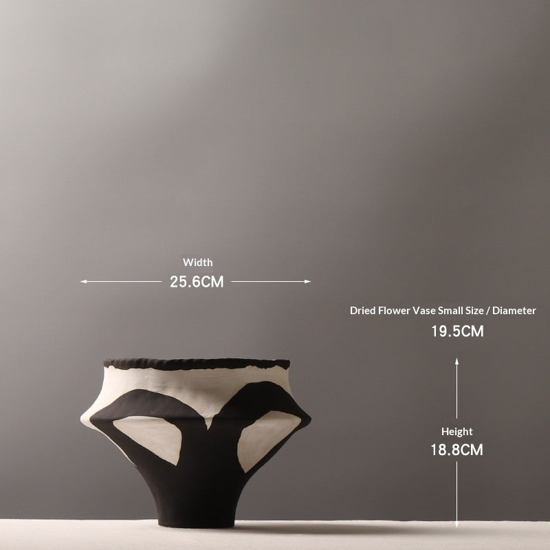 Noir sculptural ceramic vase – view 2