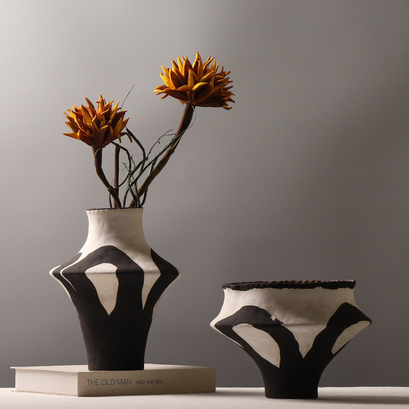 Noir sculptural ceramic vase – view 3